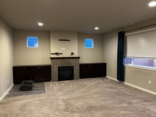 Foto del edificio - Like New 4 Bedroom 2.5 bath plus Den!