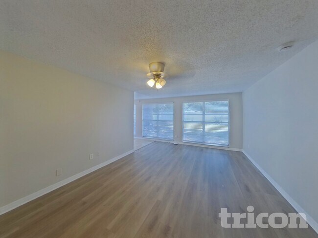 Foto del edificio - 6801 Wayside Ct