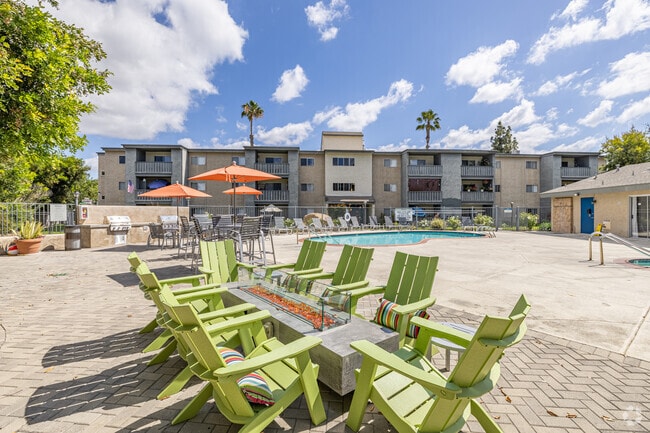 Asientos de piscina - Hendrix Apartments - A 55+ Lifestyle Community