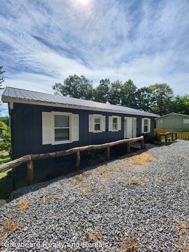 Building Photo - 3 br, 1.5 bath House - 33 Alexander Street