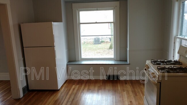 Building Photo - 3056 Barrett Ave SW