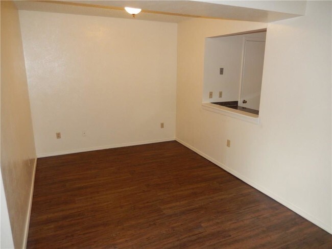 Building Photo - 1607 Sunset Village Dr