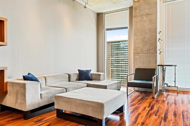 Building Photo - 360 Nueces St