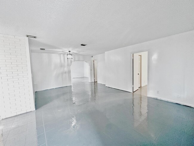 Building Photo - 207 Huron Pl