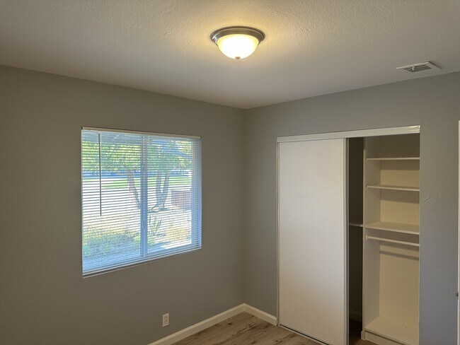 Building Photo - 7060 Brighton Dr
