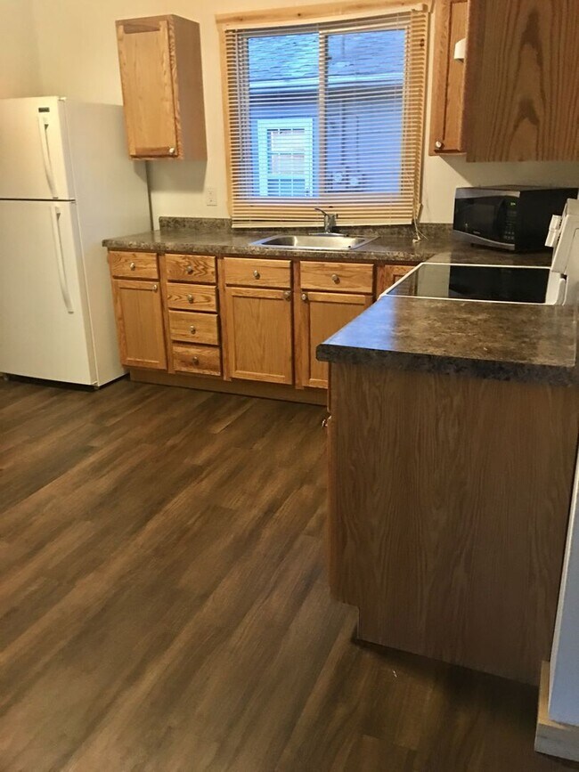 Building Photo - 4 Bed 2 Bath Duplex