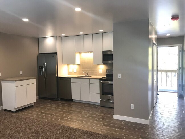 Building Photo - Top Floor Studio In The Wimbledon Condos! Ideal Location!