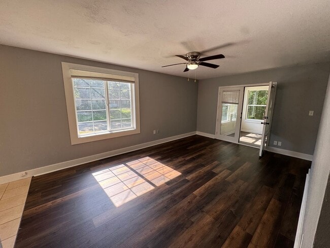 Building Photo - 3 Bedroom Molette with Ravine Views – $1300