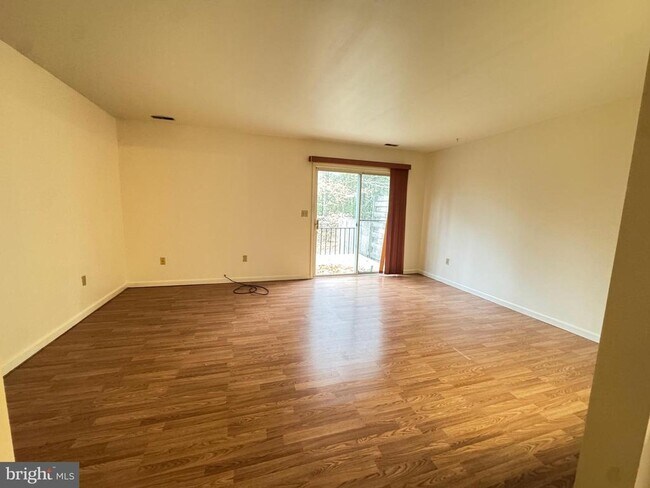 Foto del edificio - 16136 Clarence Ct