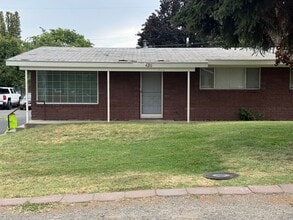 Building Photo - 4210 W Chestnut Ave