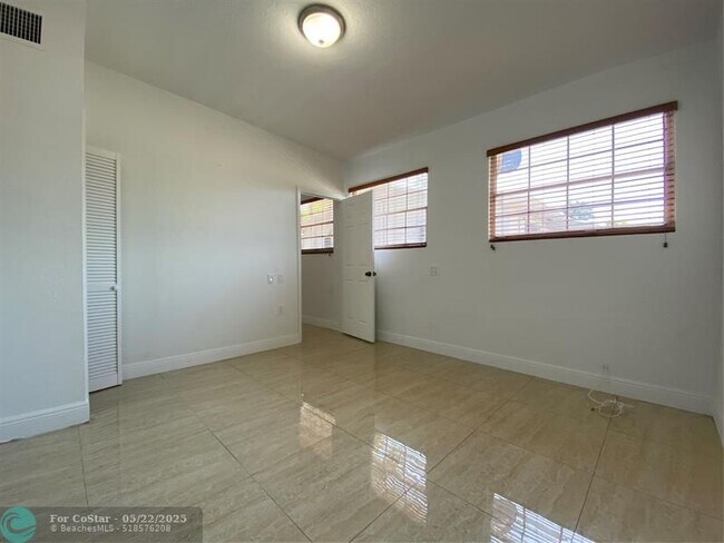 Foto del edificio - 2250 NW 103rd St