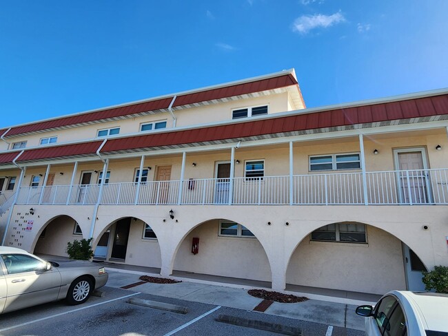 Building Photo - BEAUTIFUL 2 Bedroom Beach-Side Condo! FURN...