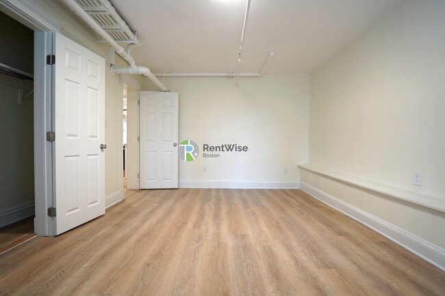 Foto del edificio - 6 Camelot Ct