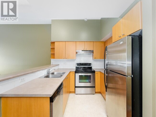 Building Photo - 7088-7088 17th Ave