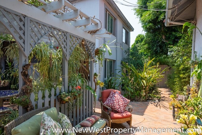 Building Photo - Charming Golden Hill 1 Bedroom, Available ...