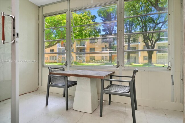 Foto del edificio - 100 Ashbury Rd