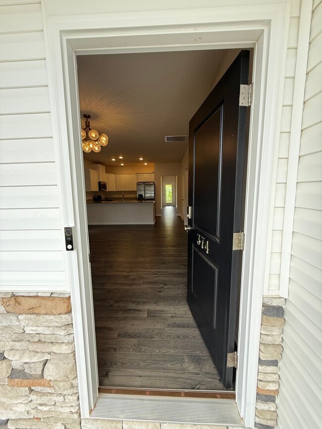 Building Photo - 374 Highline Trl