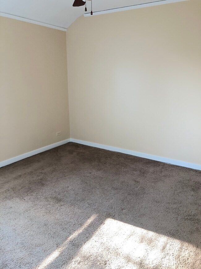 Building Photo - 10641 S Artesian Ave