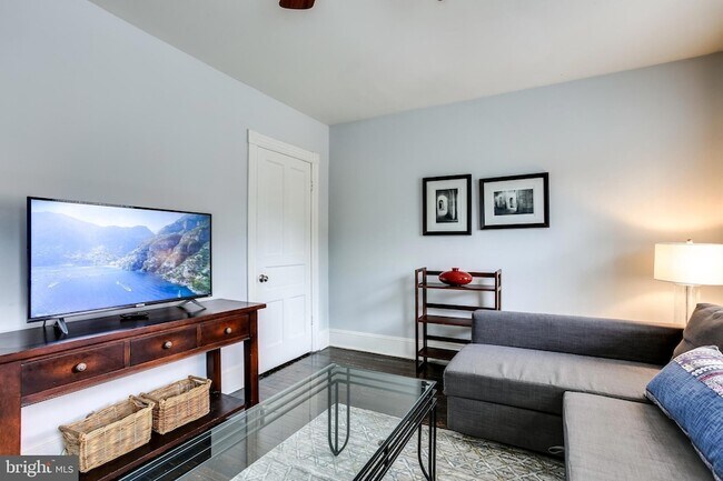 Foto del edificio - 1211 33rd St NW