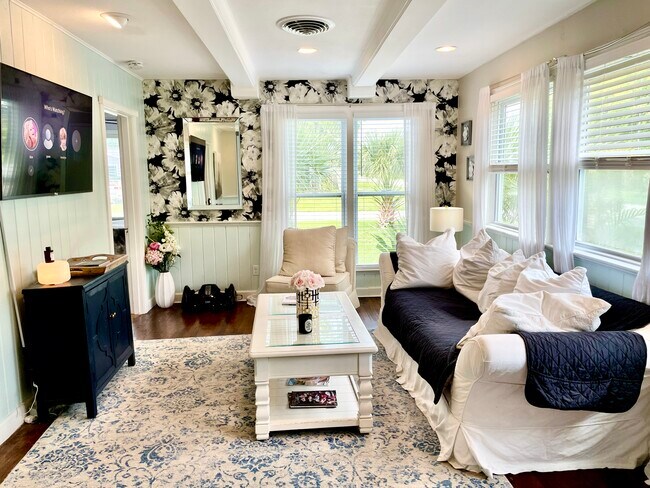 salón inundado de luz natural - 3319 W Paul Ave