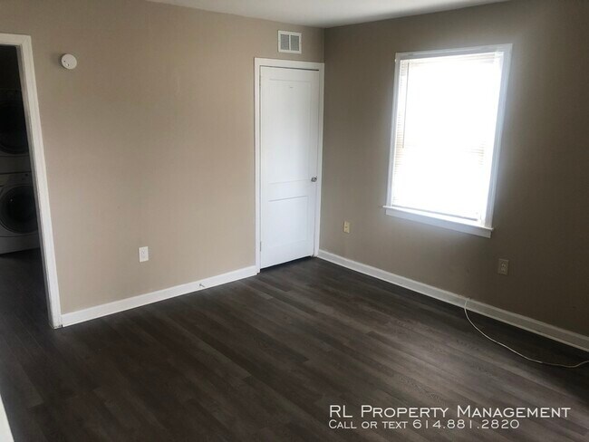 Building Photo - 2 bedroom 1 bathroom town home in Whitehall