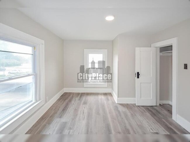 Foto del edificio - 3936 E 10th St