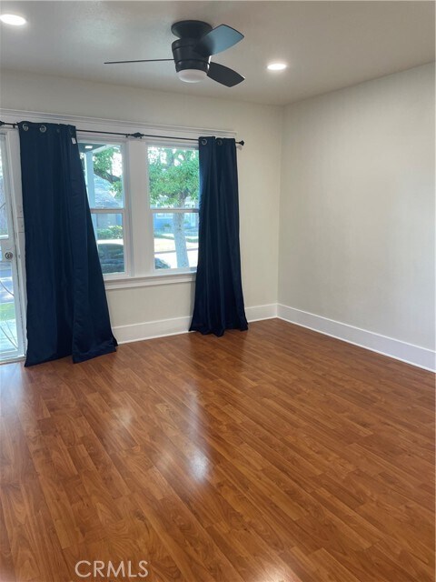 Foto del edificio - 216 Poppy Ave