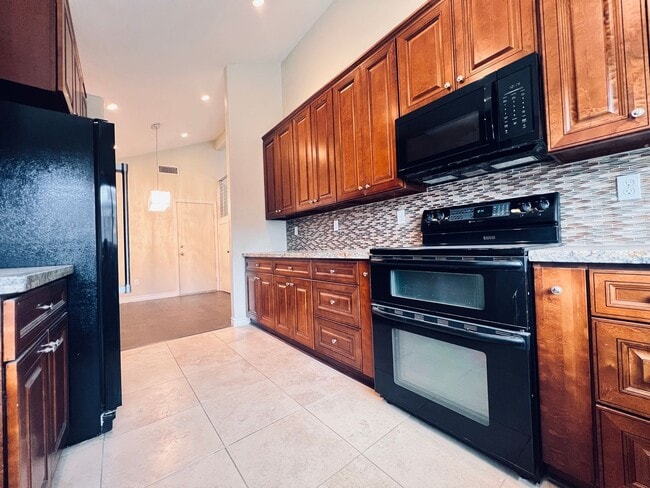 Foto del edificio - El Cajon Two-Story 4 Bedroom 2 Bath Large Yard