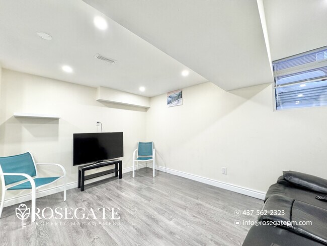 Photo du bâtiment - Bright 2-Bedroom Basement Apartment with Parking in Ajax