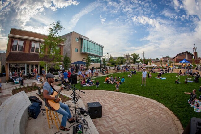 Foto del edificio - 7416 Harwood Avenue