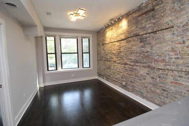 Foto del edificio - 1742 W Division St