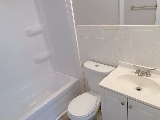 Foto del edificio - 2 bedroom 1 bath apartment