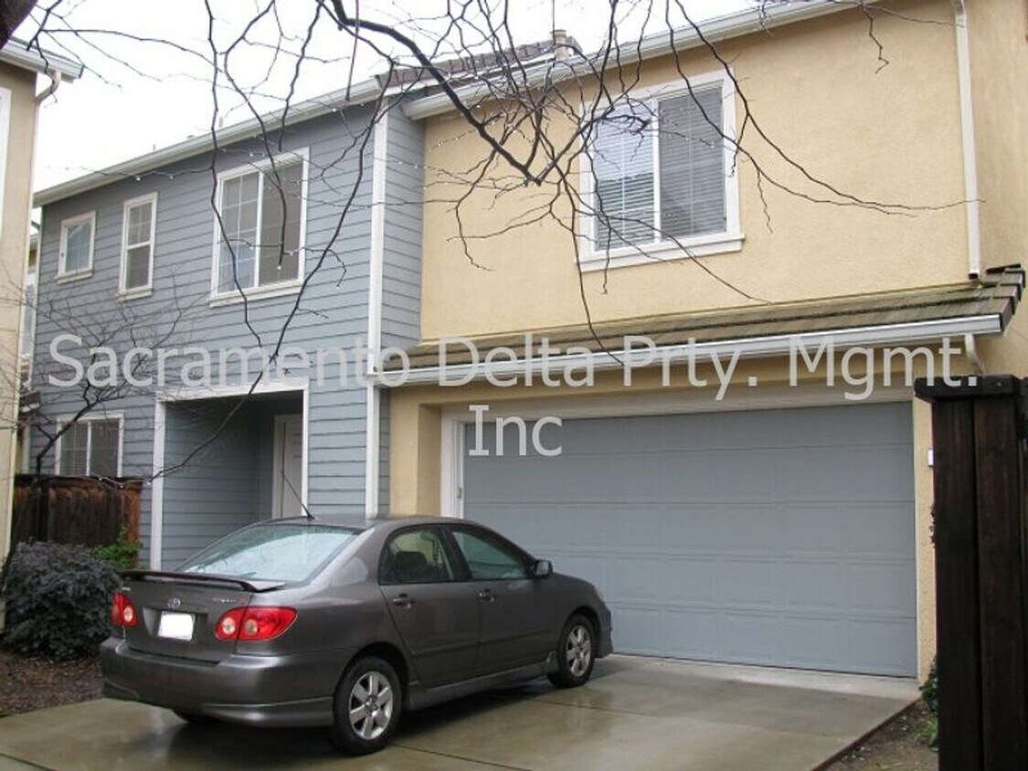 Foto principal - Spacious 3 Bed/2.5 Bath Home in a Great Lo...