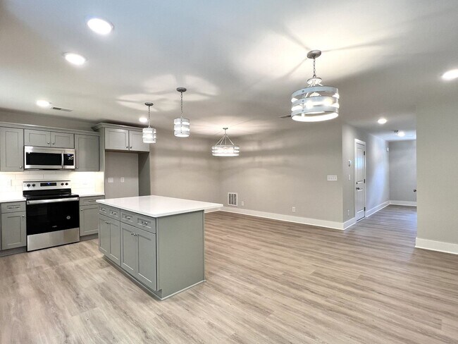 Foto del edificio - TOWNHOME ON WEST SIDE NEAR FIVE OAKS GOLF COURSE!