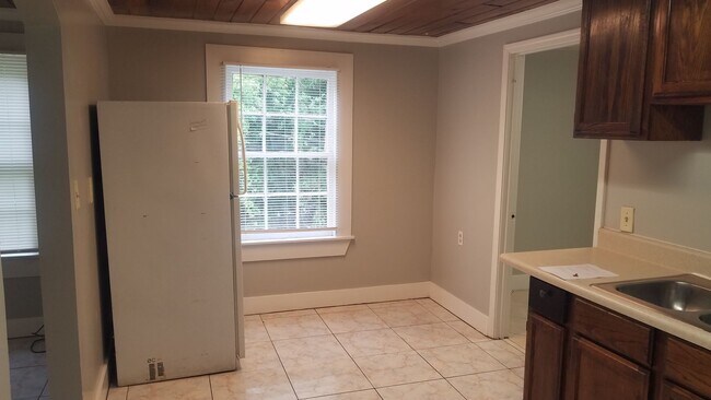 Building Photo - 1005 Langdale Dr