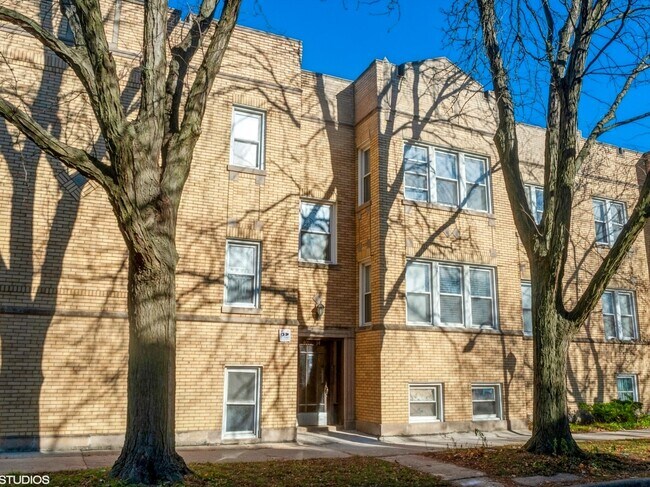 Building Photo - 4014 W Ainslie St