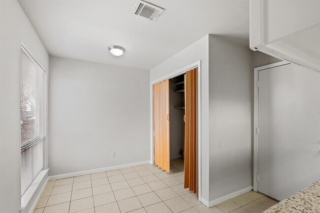 Building Photo - 6334 Ivyknoll Dr