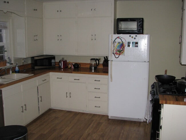 Building Photo - Amazing 2 Bedroom Excellent Location!