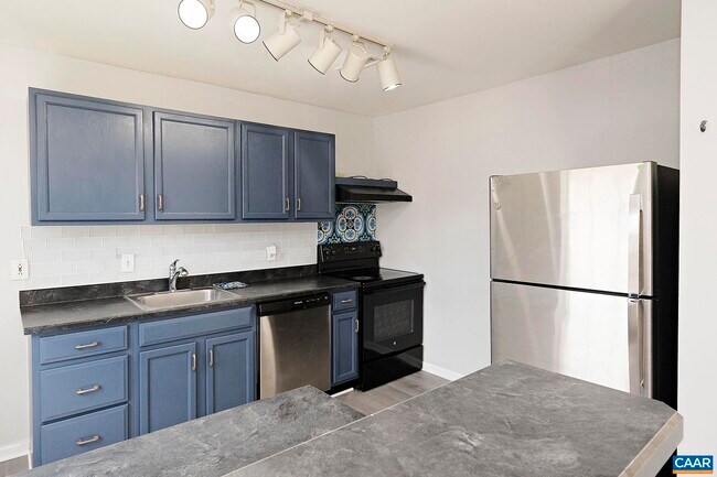 Building Photo - 1217 Villa Ln