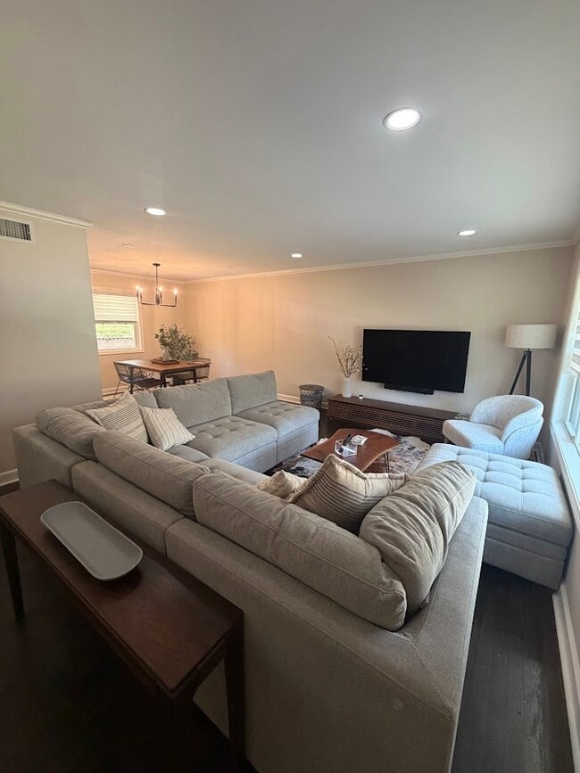 Foto del edificio - 3737 Lakeshore Dr