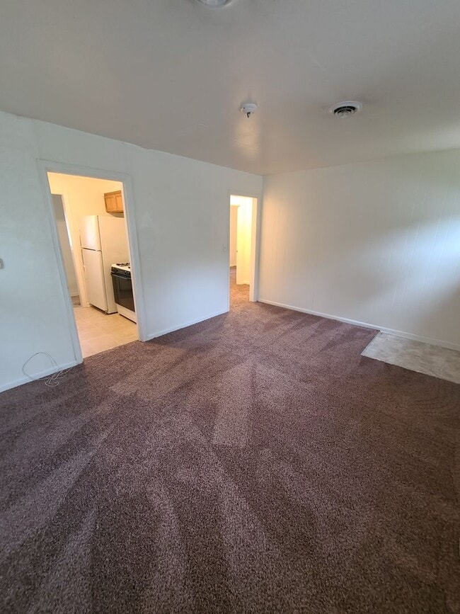 Building Photo - 2 Bedroom Single Family Home Pet Friendly