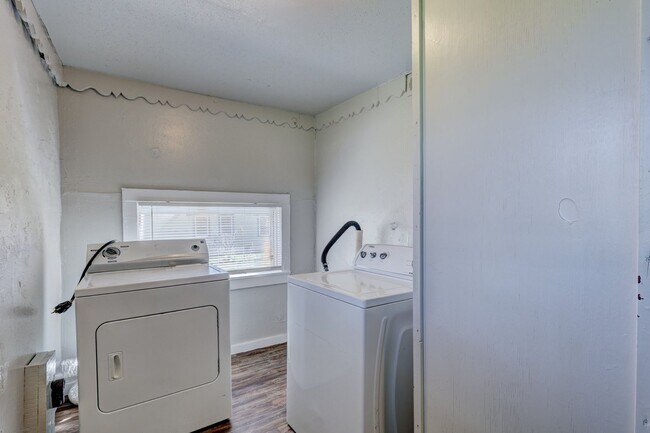 Building Photo - 2 Beds 1 Bath!