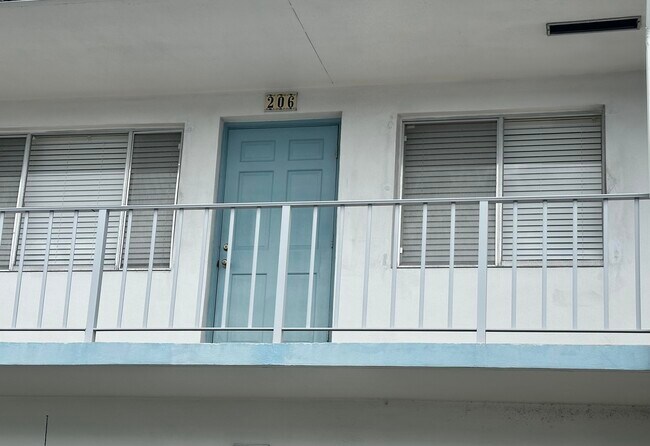 Foto del edificio - 3080 Lake Osborne Dr