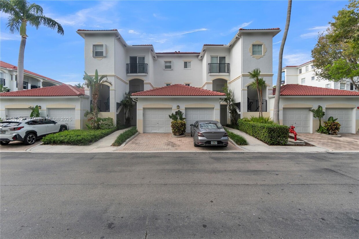 Foto principal - 3235 NE 184th St