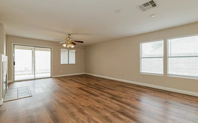 Building Photo - 1322 E Broadmor Dr