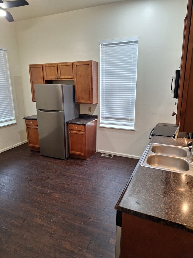 Building Photo - 1900 Mallinckrodt St