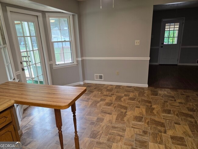 Building Photo - 214 Candler Rd