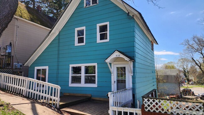 Building Photo - Three bedroom rental home with one full ba...