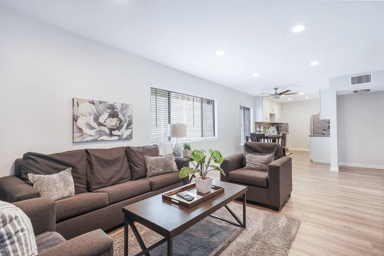 Foto principal - 415 N Oakhurst Dr