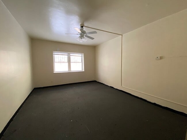 Interior Photo - 1026 E Lyon St